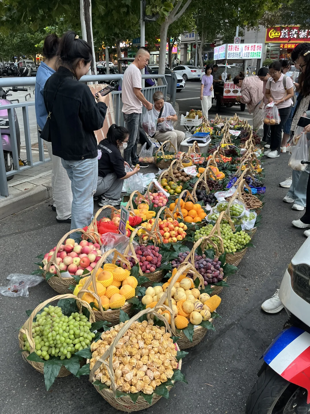 第一次在郑州见这样卖水果的……