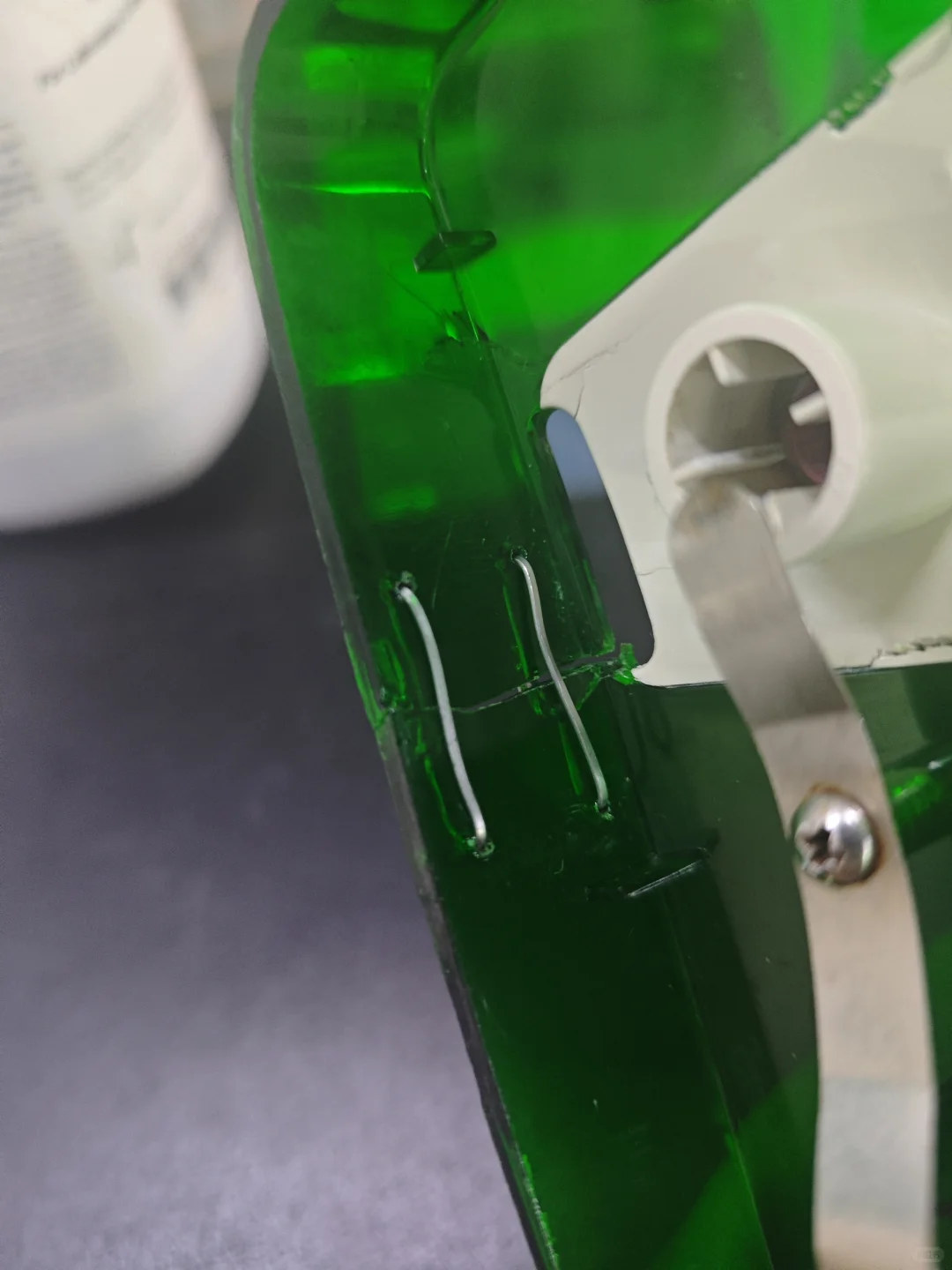 电泳槽盖子破破烂烂，总有人缝缝补补