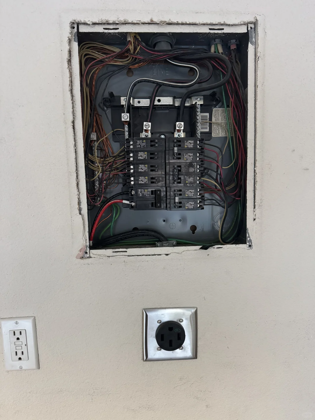 洛杉矶东谷安装特斯拉充电用240V插座