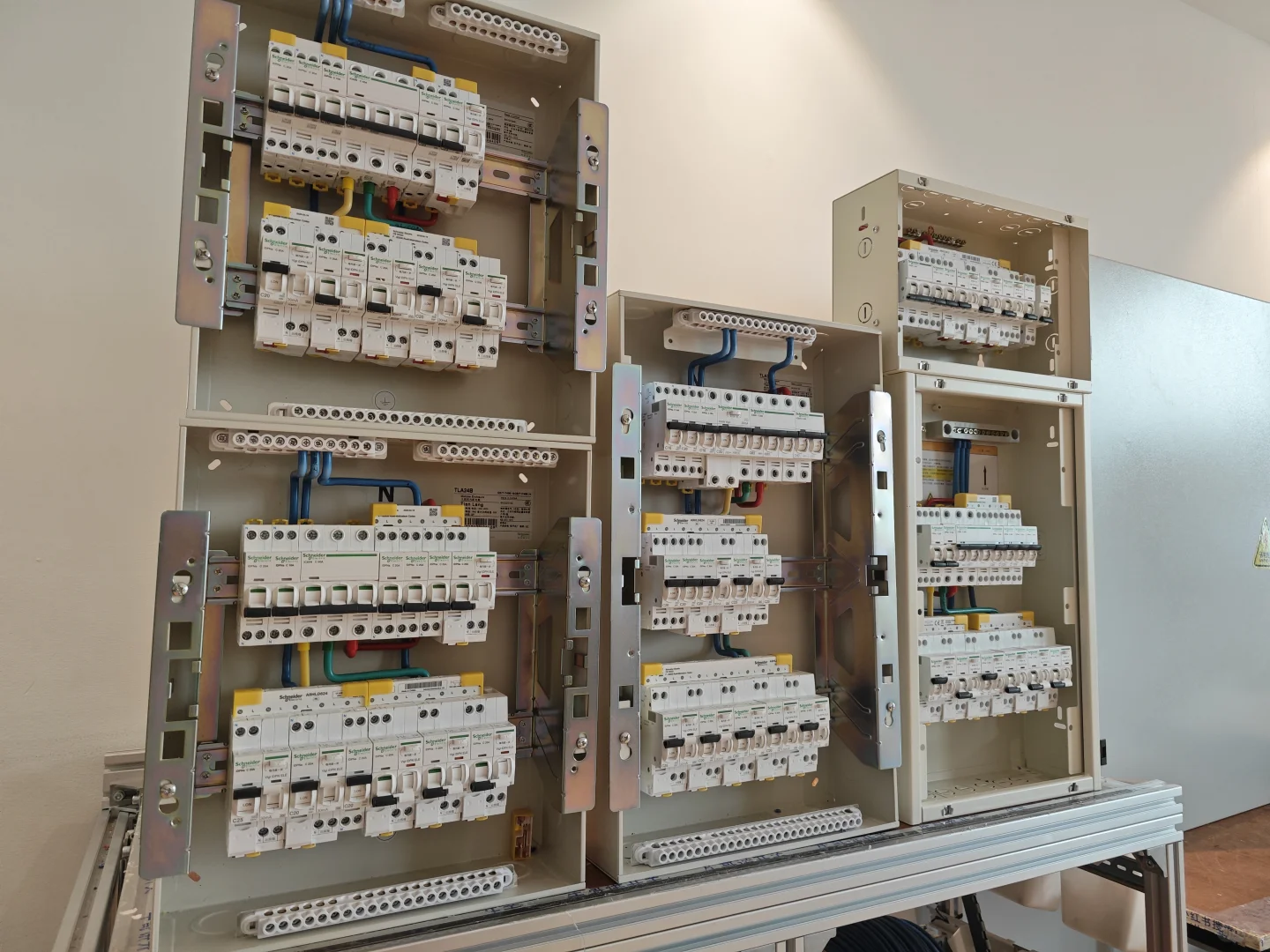 南通五层别墅配电线路与组装