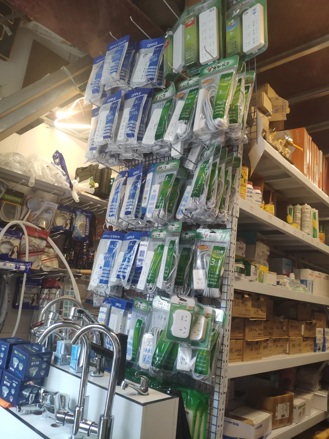 我爸爸开的五金店……