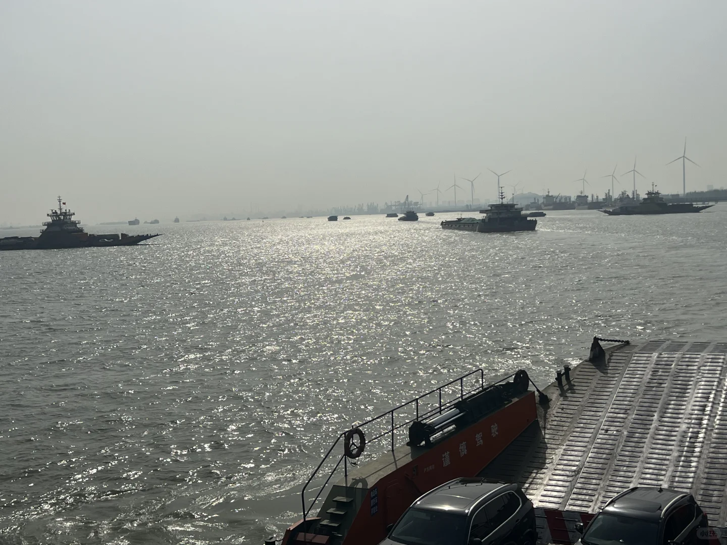 今日长江轮渡水运繁忙，汽车坐船过长江