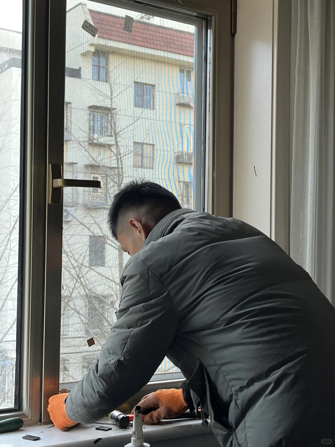 窗户玻璃突然爆了