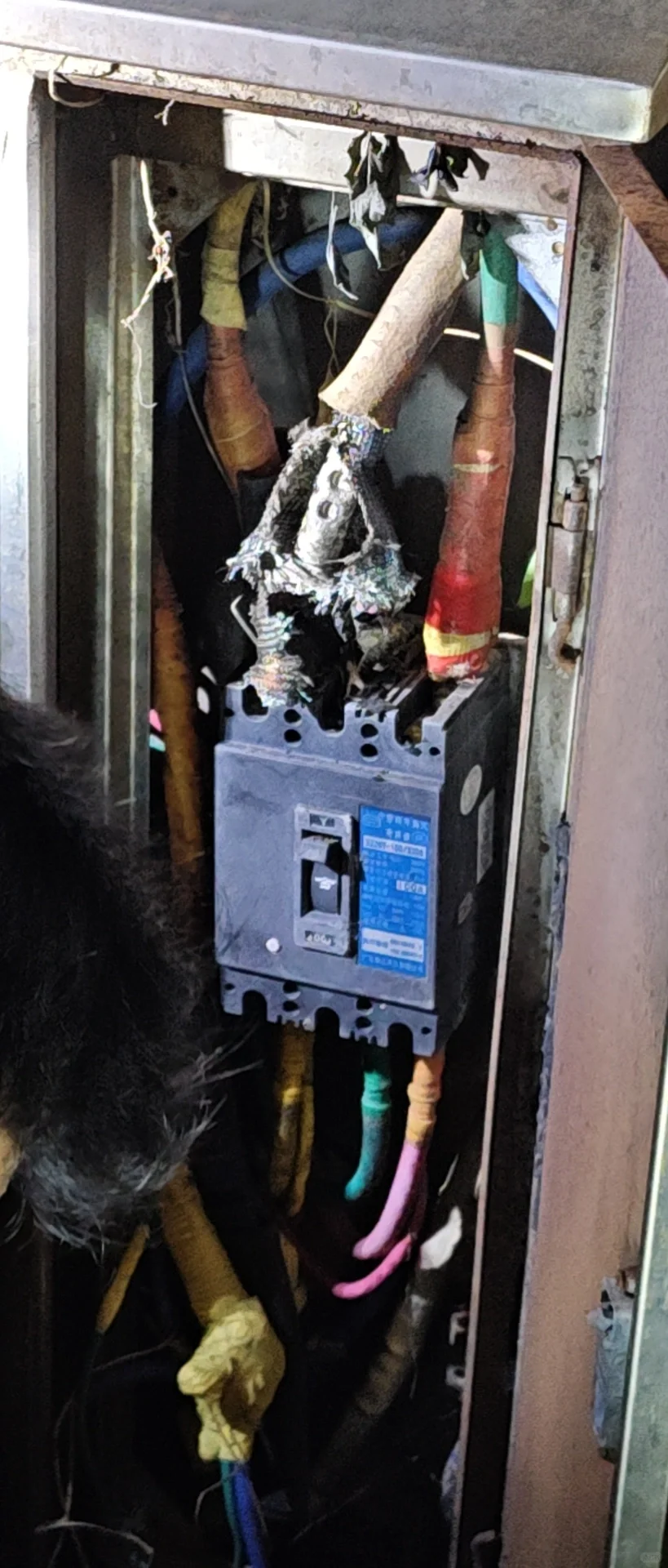 同时烧了两个断路器，也没谁了。