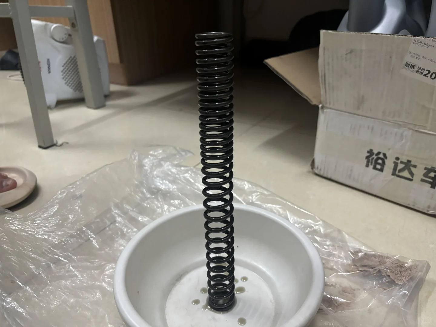 无极SR250GT。自己更换前减震弹簧