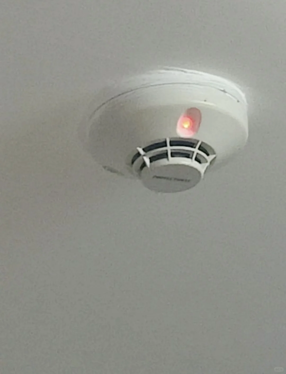 酒店房间里有一闪一闪，大概率是烟感器