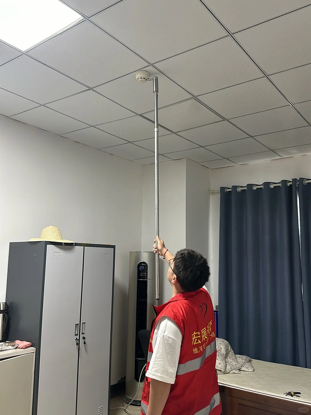 酒店房间里有一闪一闪，大概率是烟感器