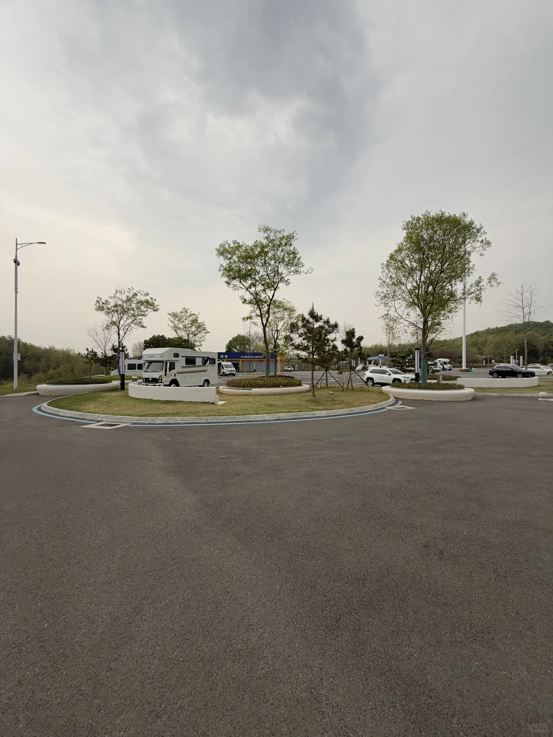 偶然发现能一个露营的服务区，环境优美