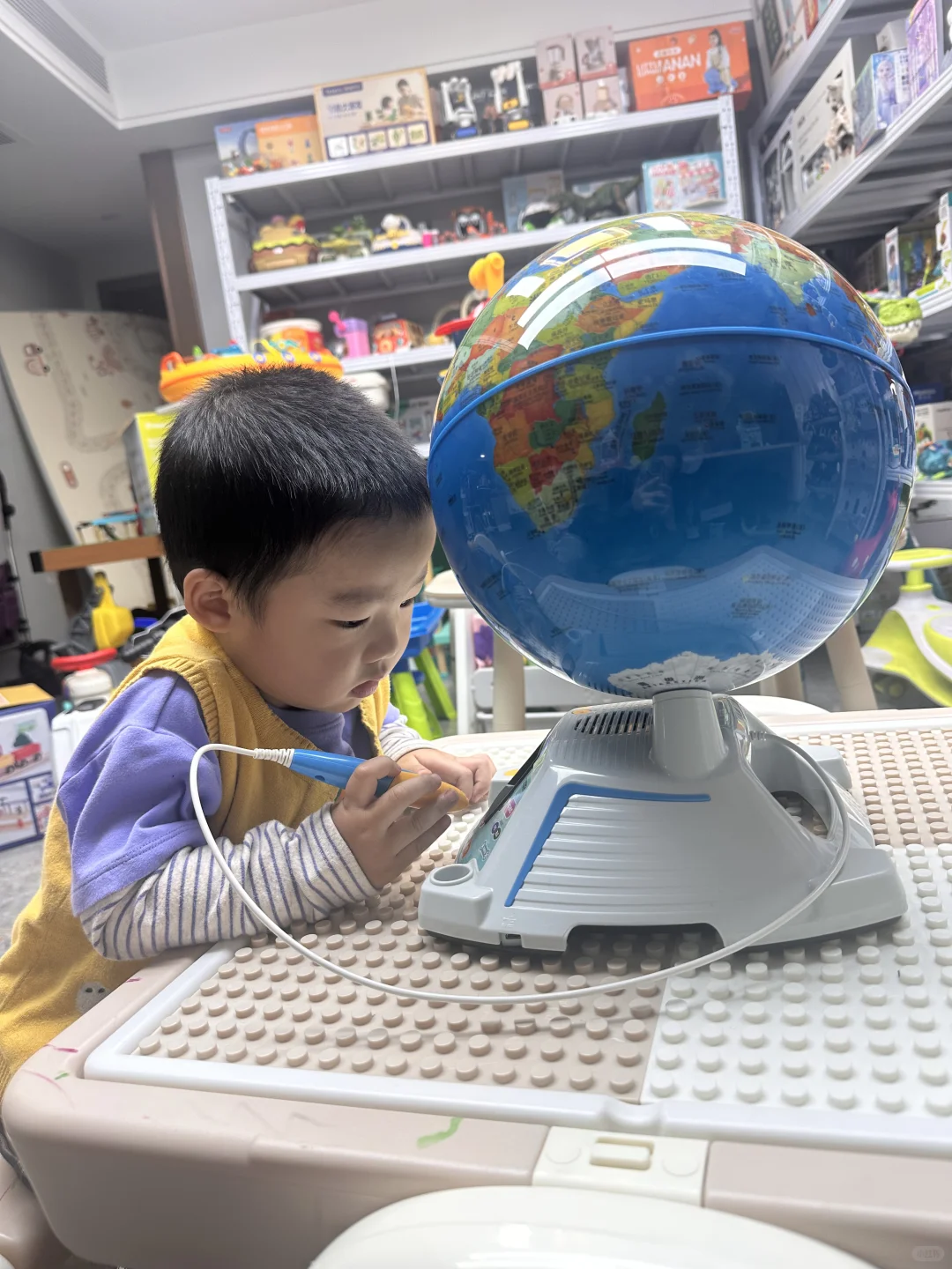 孩子玩地球仪，不光是玩地球仪！