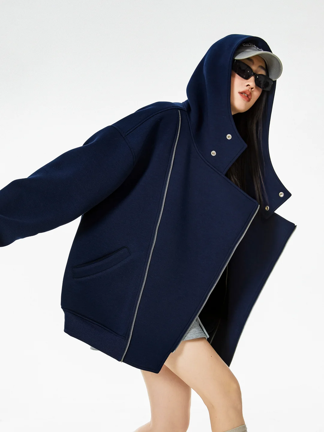 早秋不费力松弛感look?不对称门襟卫衣开衫