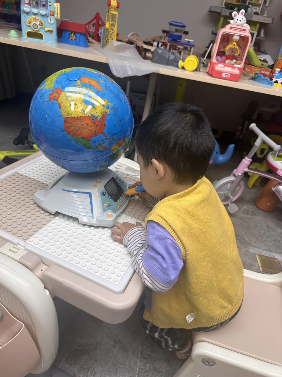 孩子玩地球仪，不光是玩地球仪！