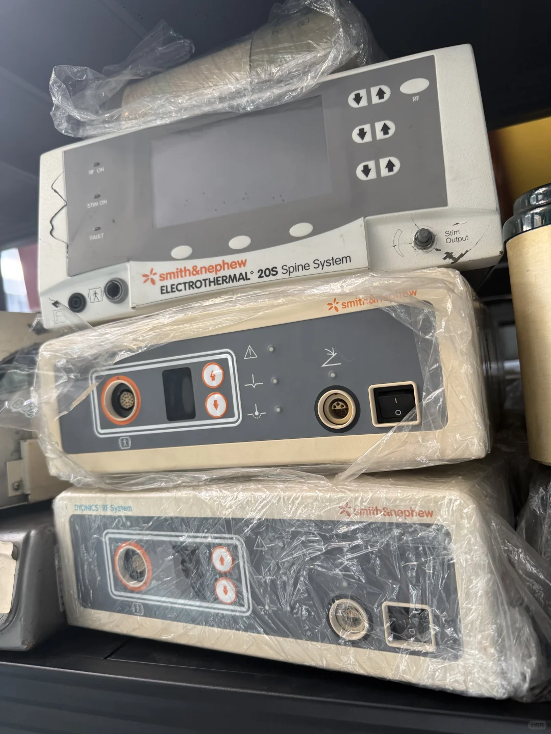 很多机器啊，摄像系统机器都有