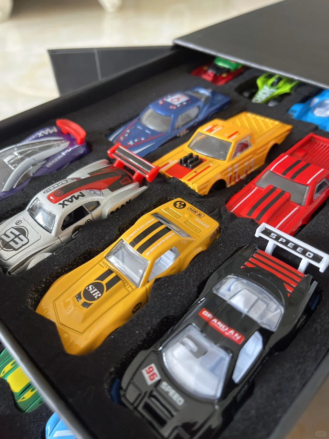 这简直不要太酷～100辆合金车车