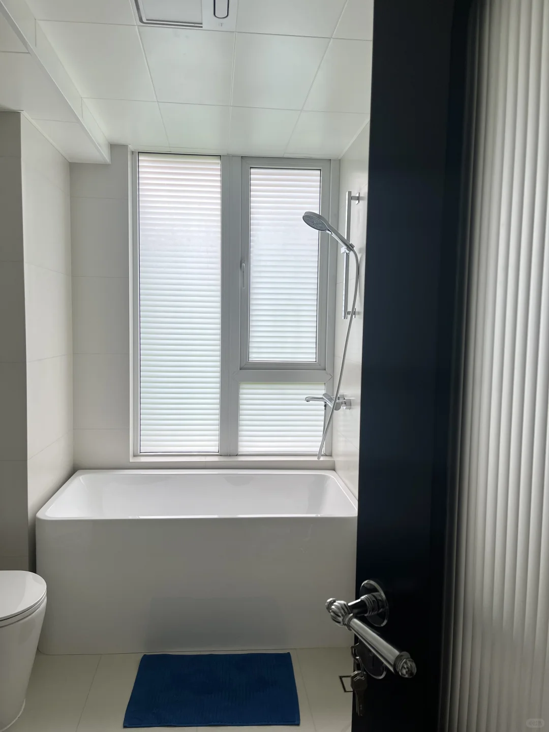 绝了！浴室贴膜，贴上秒变高级百叶窗！