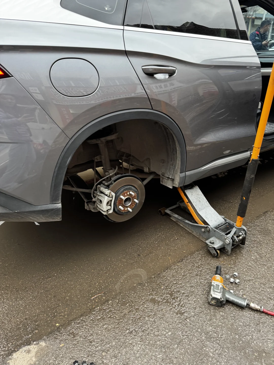 【血泪教训!高速车胎被扎千万别做这件事!新