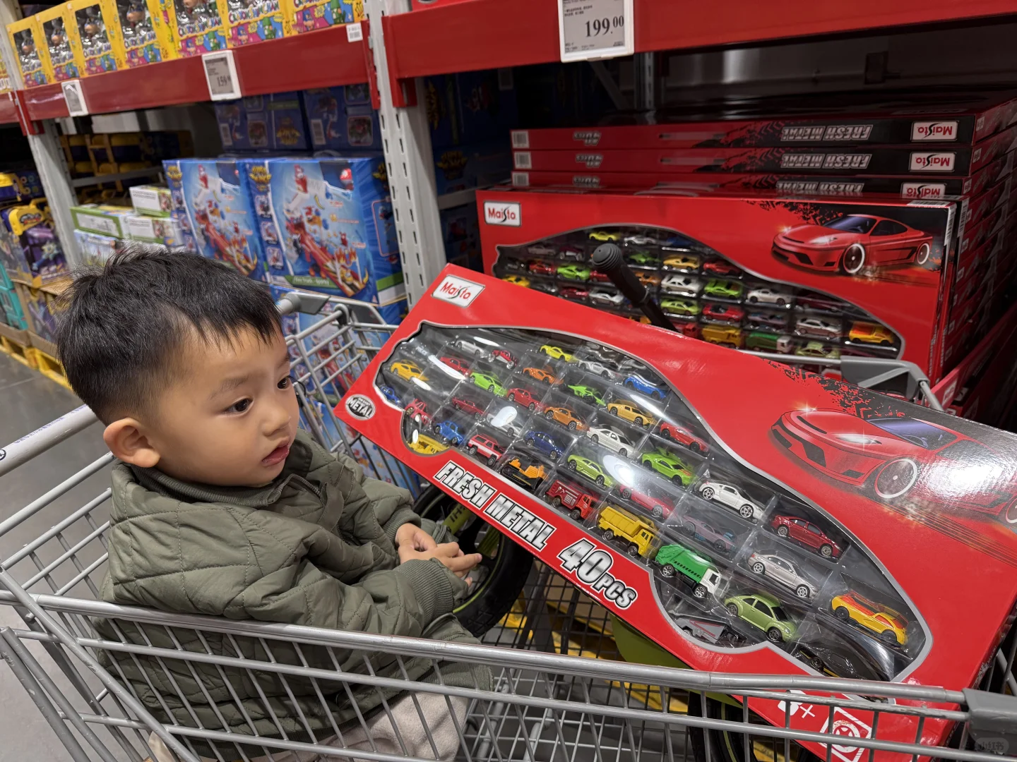 爸爸和儿子一人买一件山姆小车