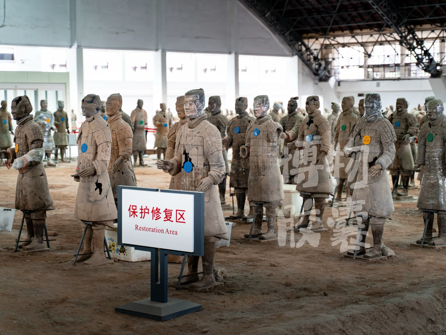 带你看看东倒西歪、缺胳膊少腿的兵马俑