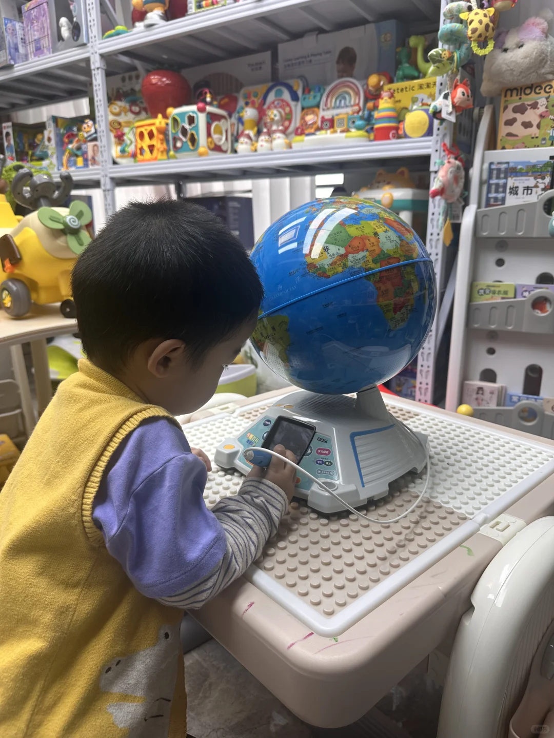 孩子玩地球仪，不光是玩地球仪！