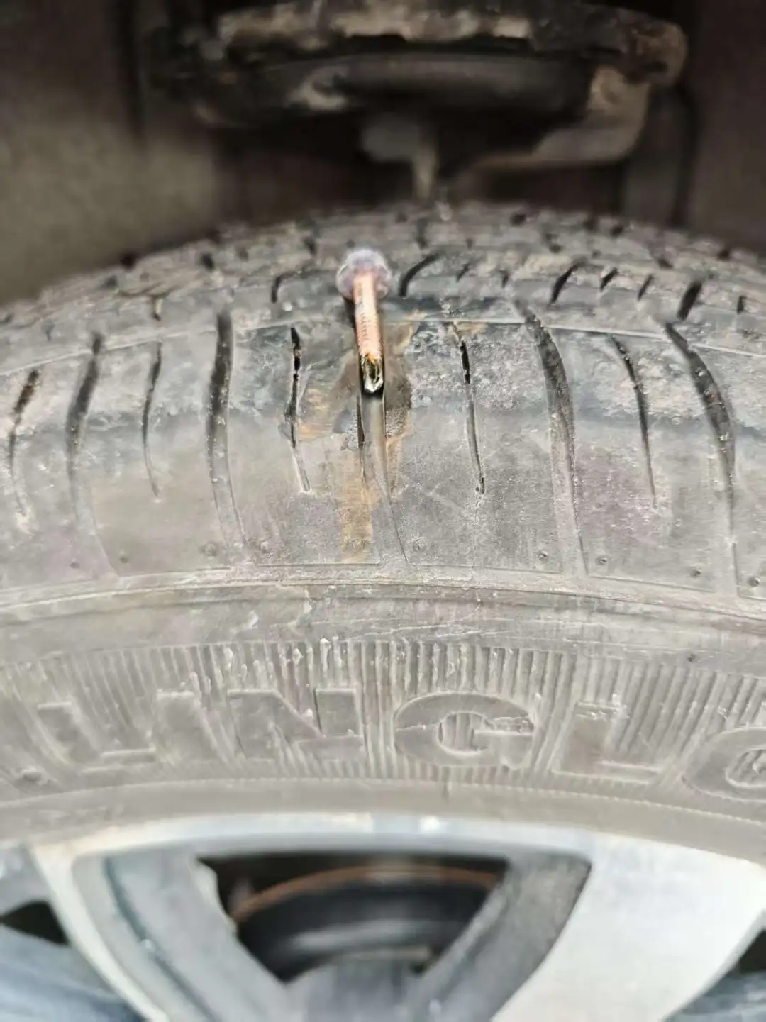 【血泪教训!高速车胎被扎千万别做这件事!新
