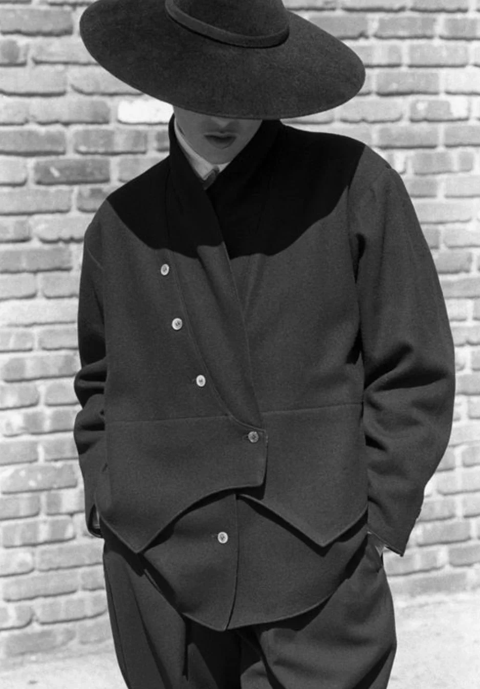 审美积累｜解构 不对称 造型领 外套