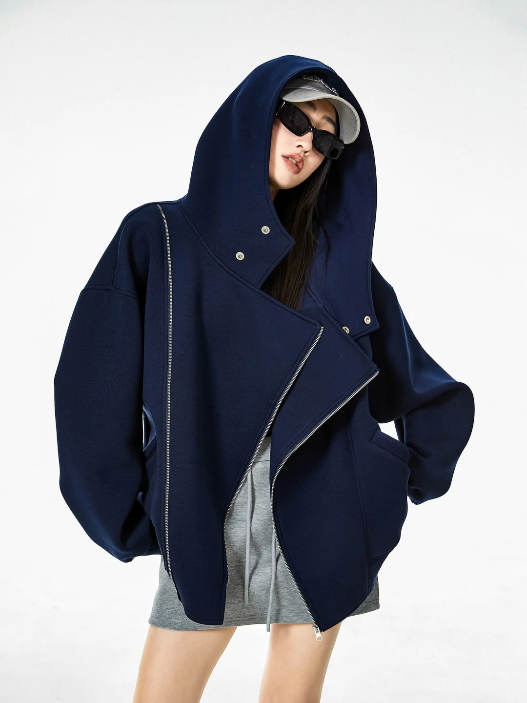 早秋通勤穿搭?设计感解构空气层卫衣开衫！