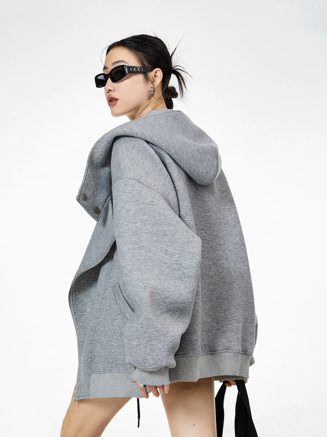 早秋不费力松弛感look?不对称门襟卫衣开衫