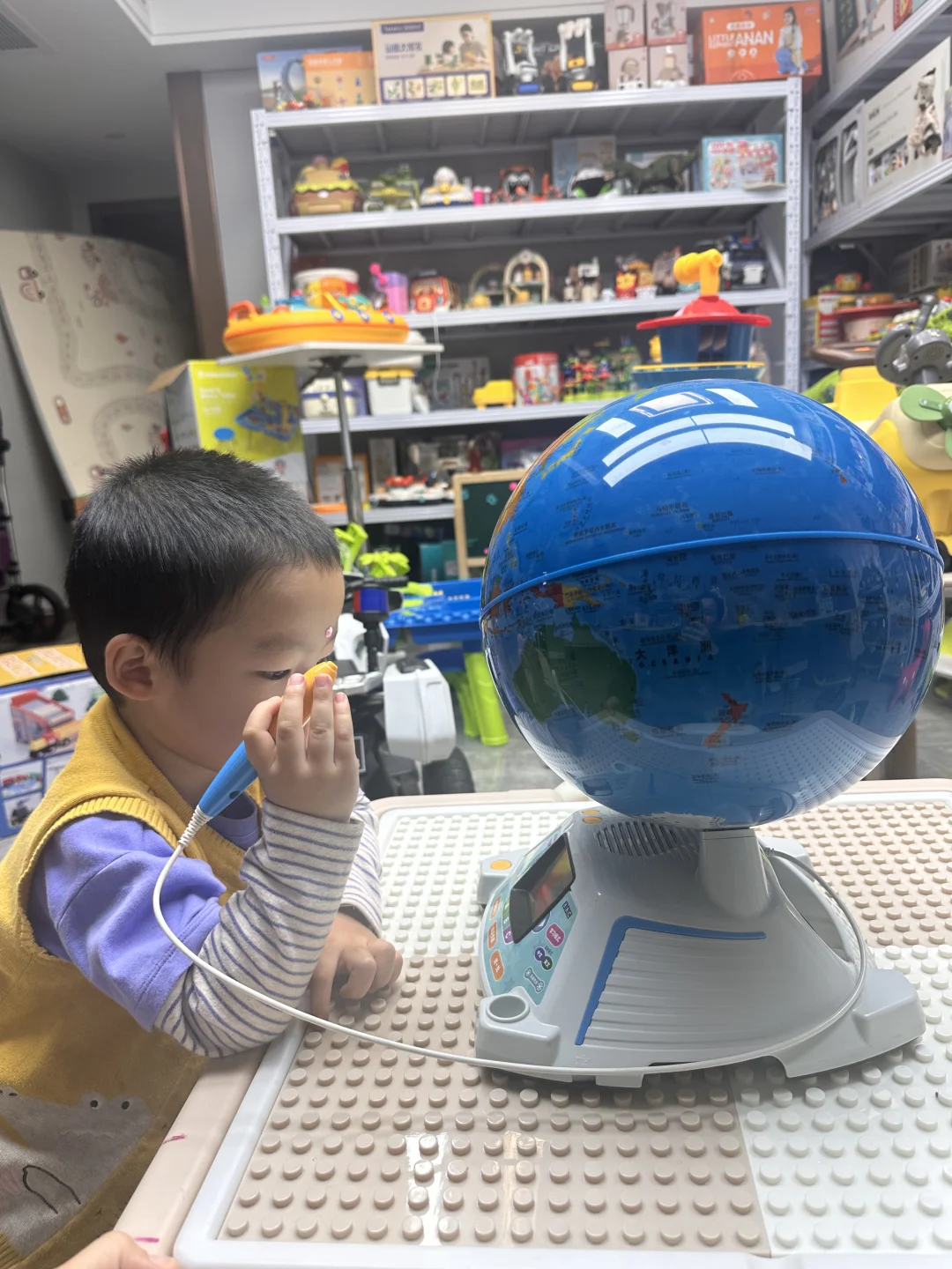 孩子玩地球仪，不光是玩地球仪！
