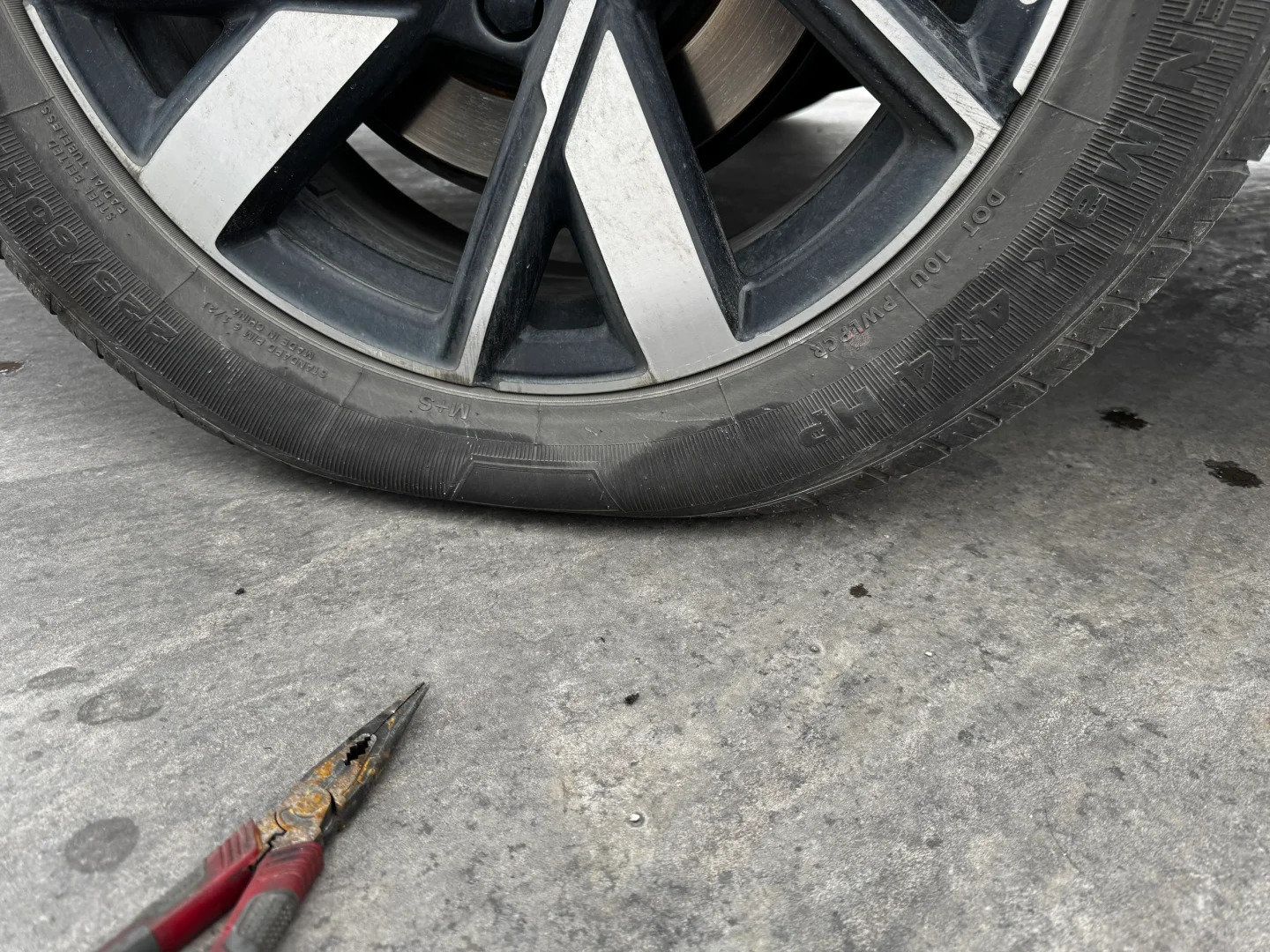 【血泪教训!高速车胎被扎千万别做这件事!新