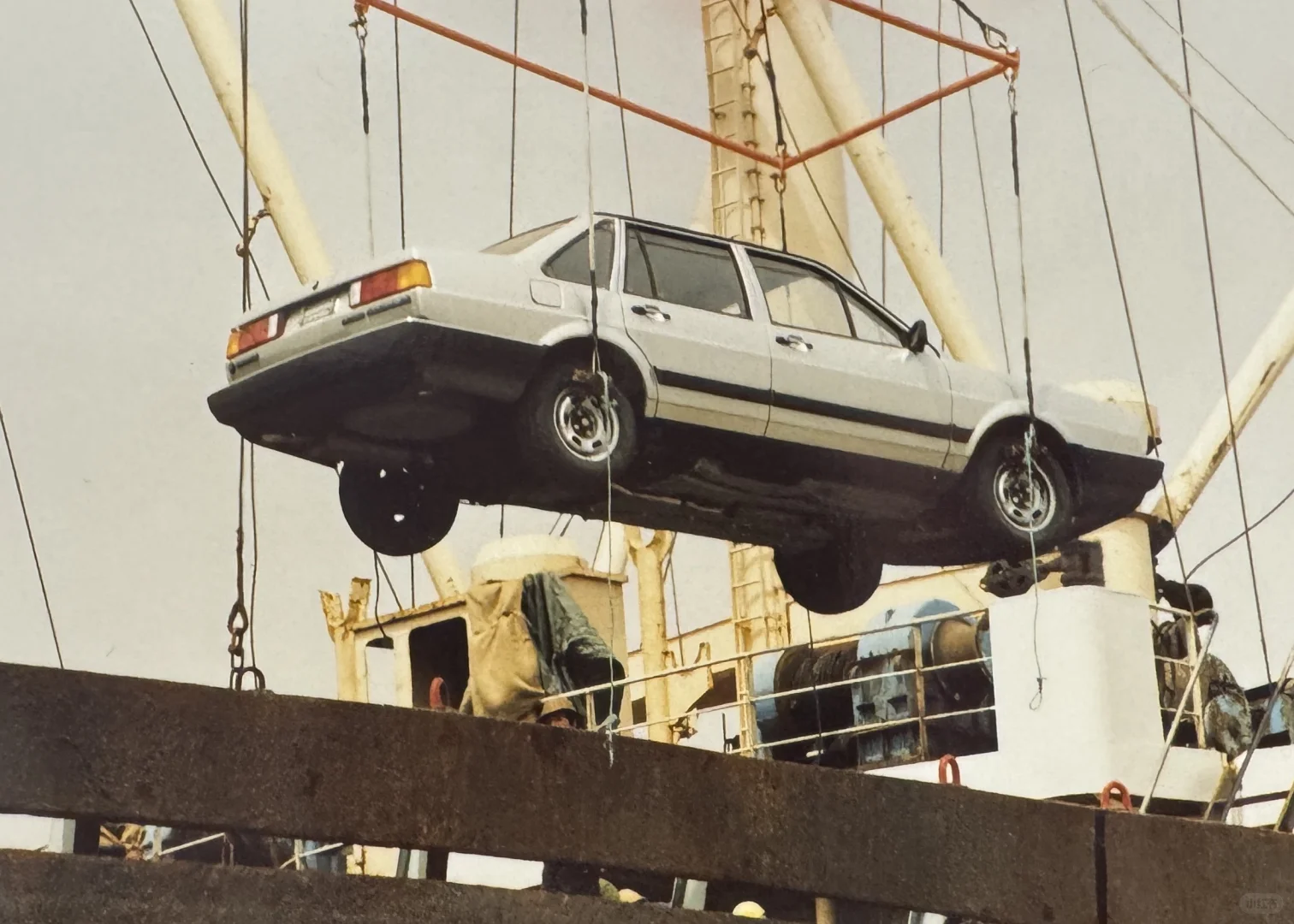 1992年的汽车是通过这种方式运输出海的