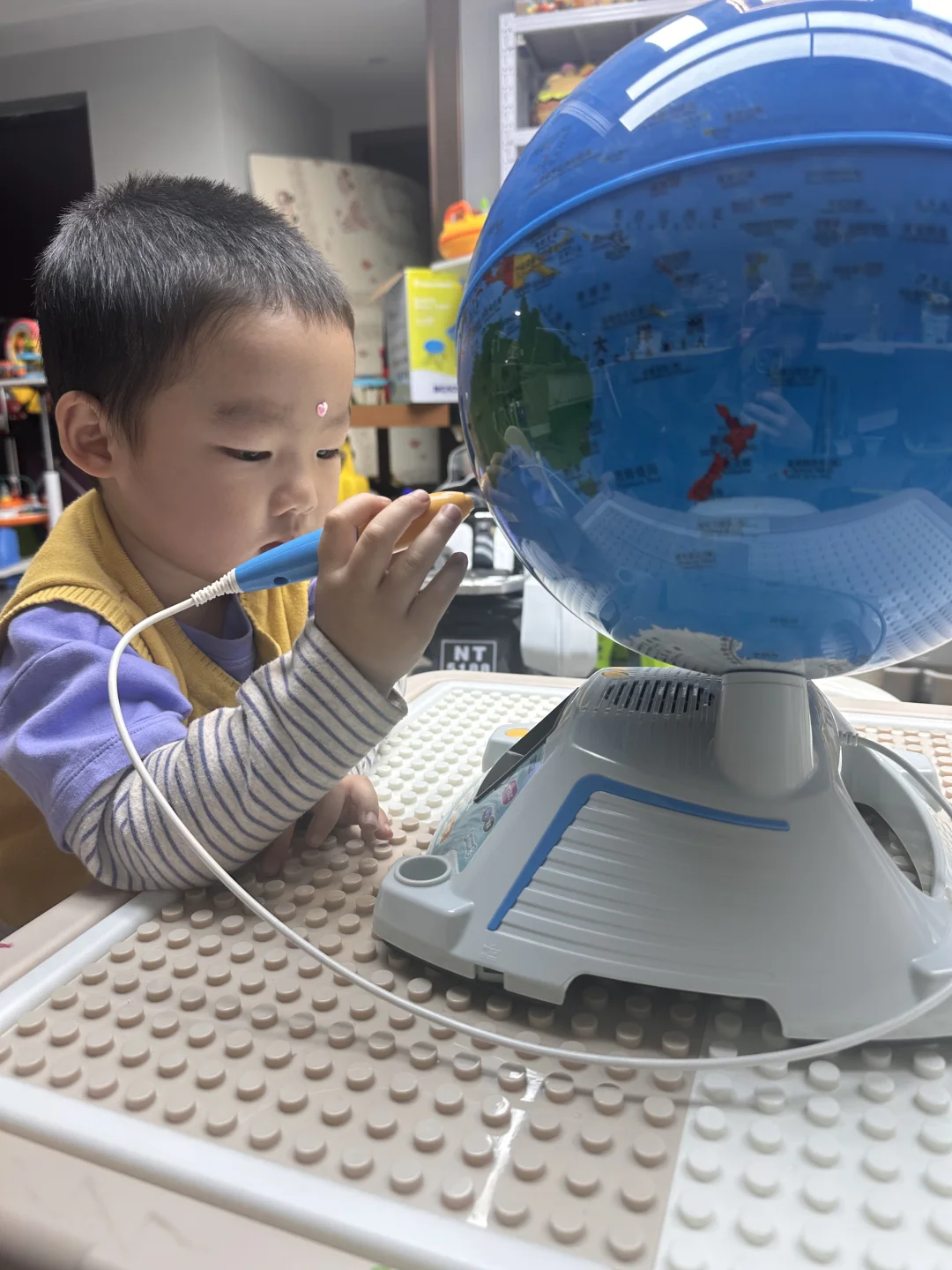 孩子玩地球仪，不光是玩地球仪！