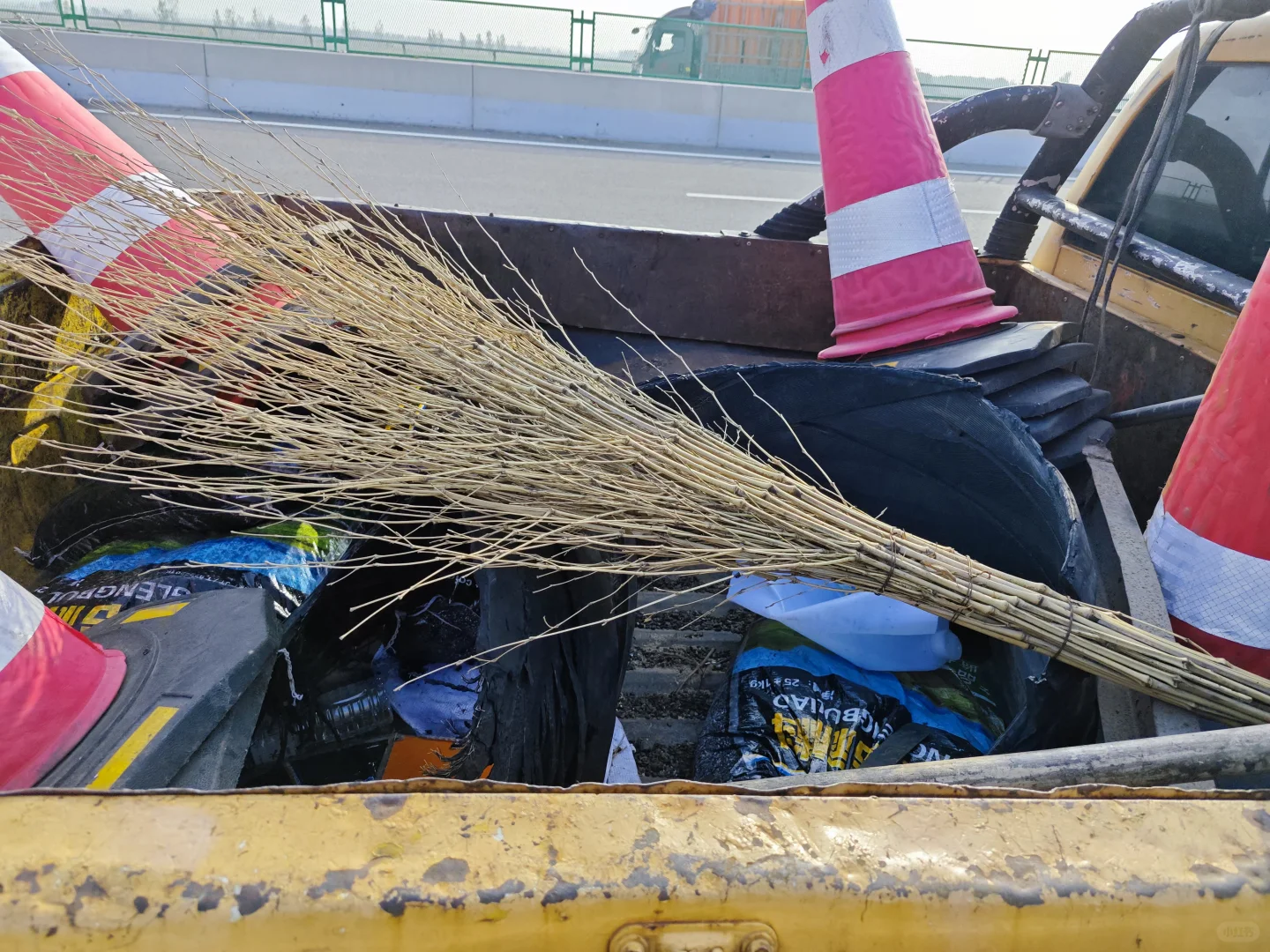 天津高速异物导致爆胎,费用不用自己掏!