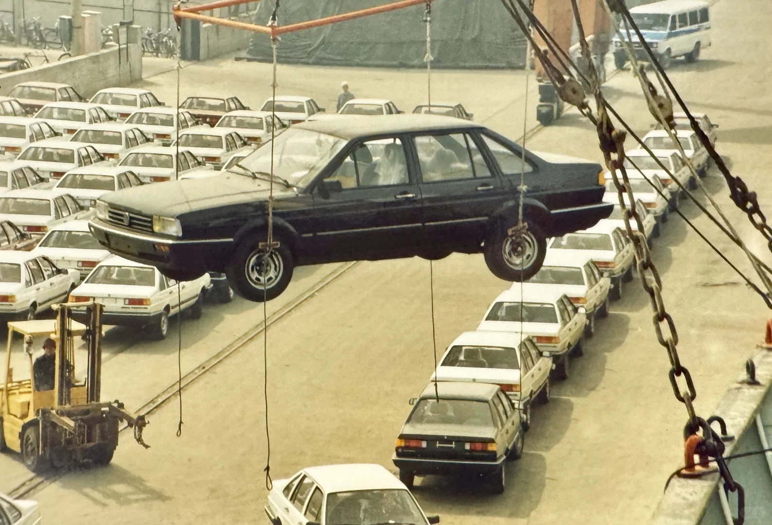 1992年的汽车是通过这种方式运输出海的