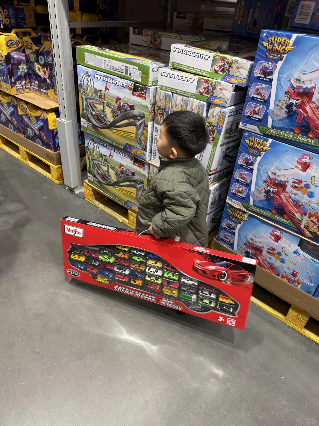 爸爸和儿子一人买一件山姆小车