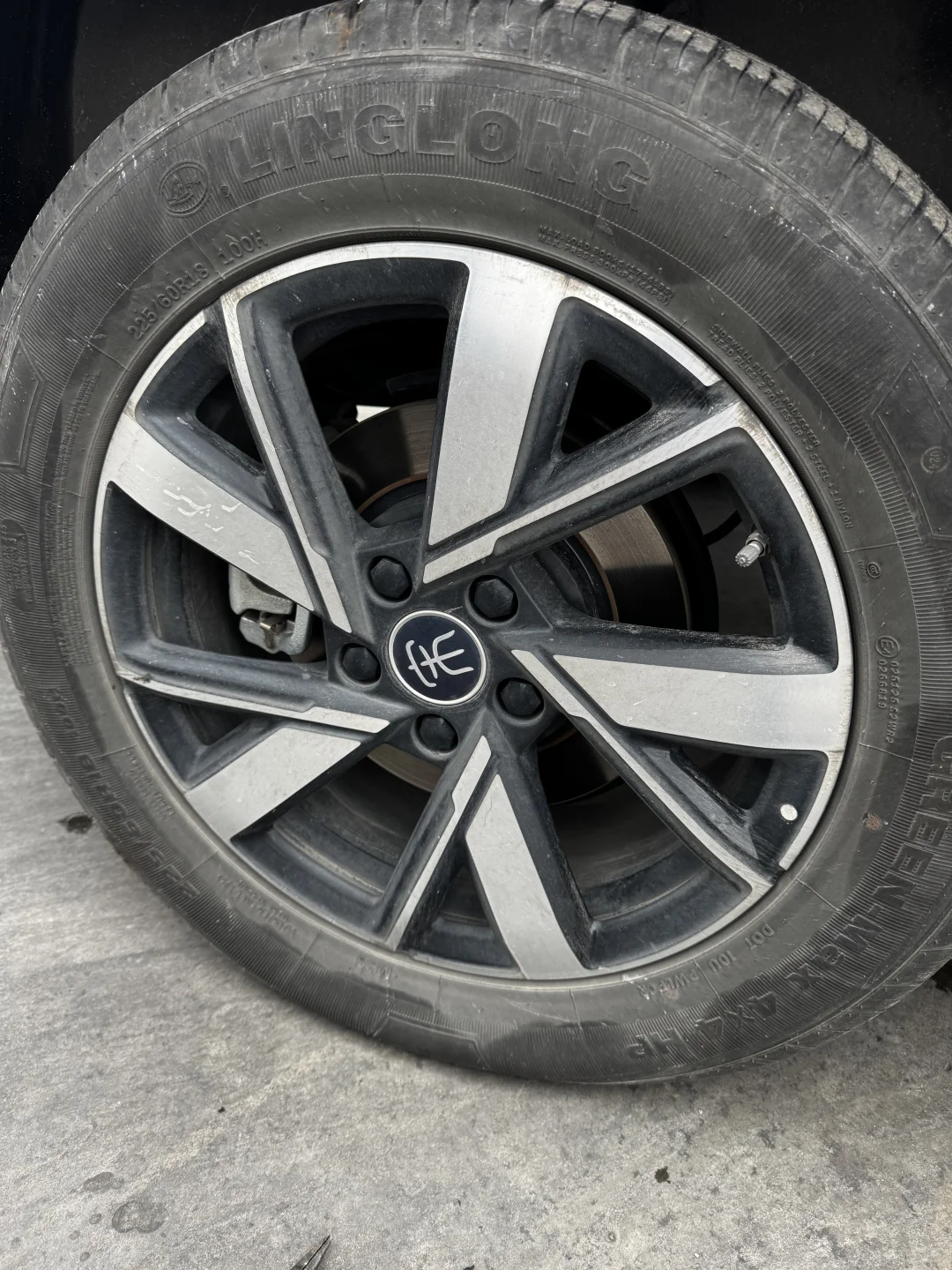 【血泪教训!高速车胎被扎千万别做这件事!新