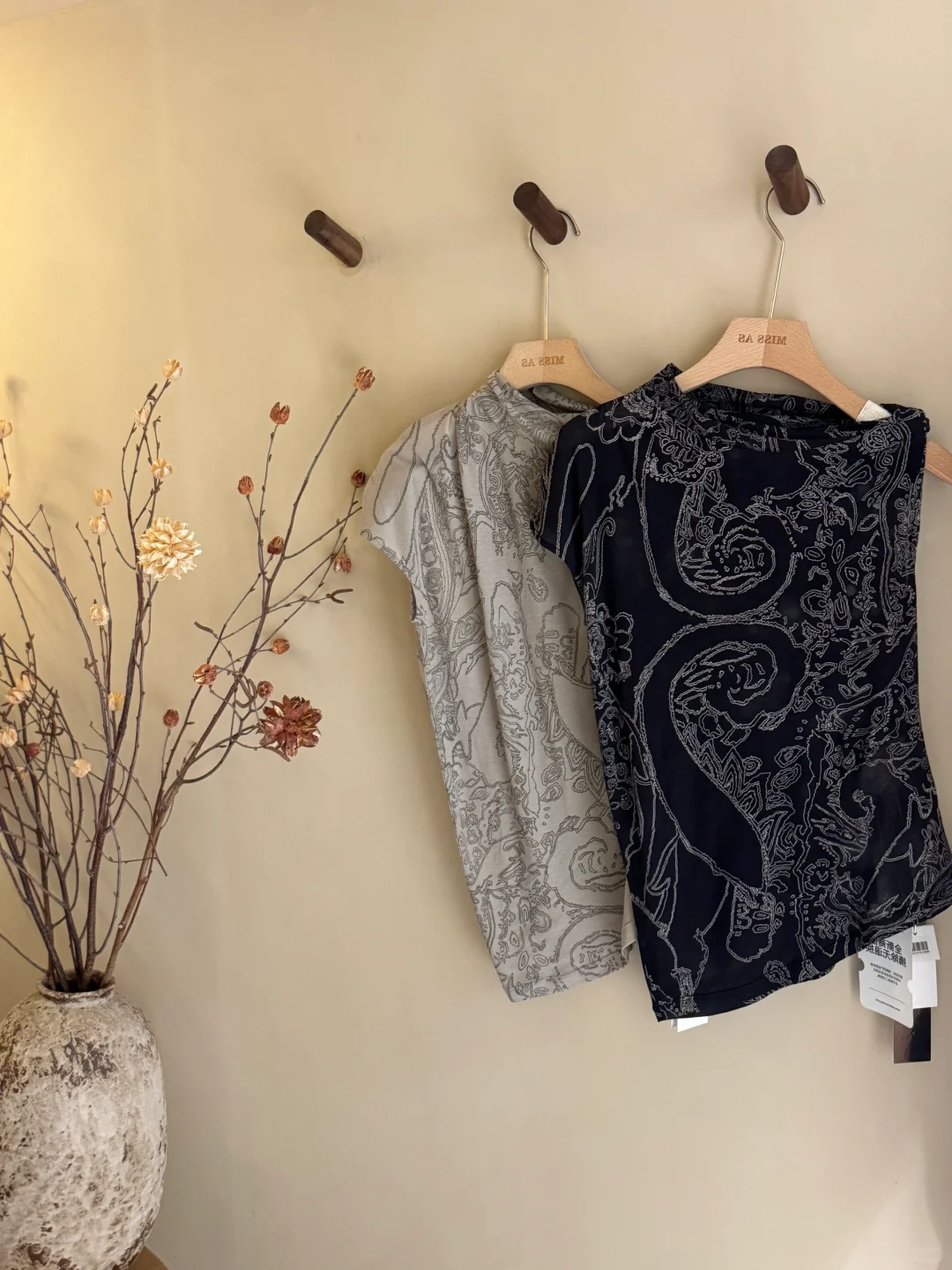 RODERIC WONG｜不规则斜肩印花造型上衣