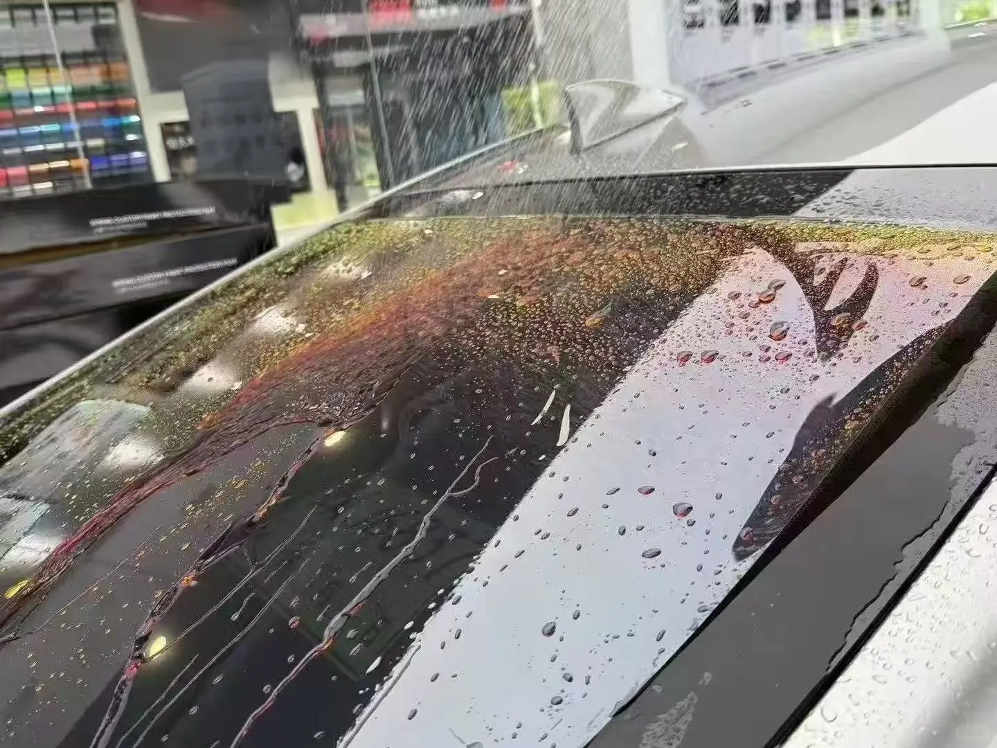 200多层光学膜，遇水变彩虹?