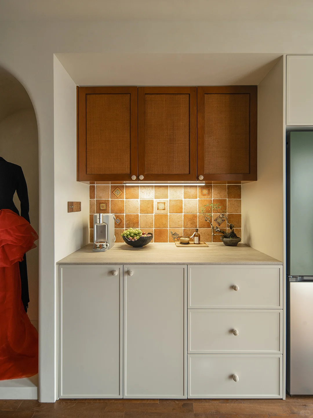 实拍丨隔而不断的弧形吧台,搞定餐厨通透感