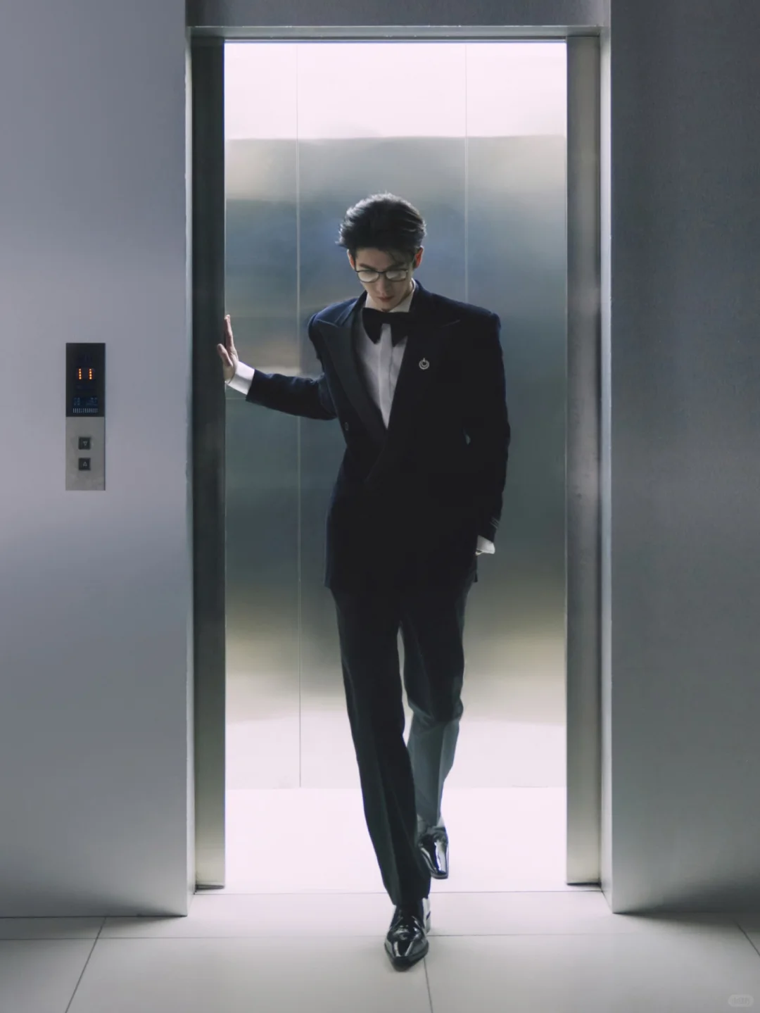 戴黑框镜的张凌赫太禁欲了，撕漫男本男！