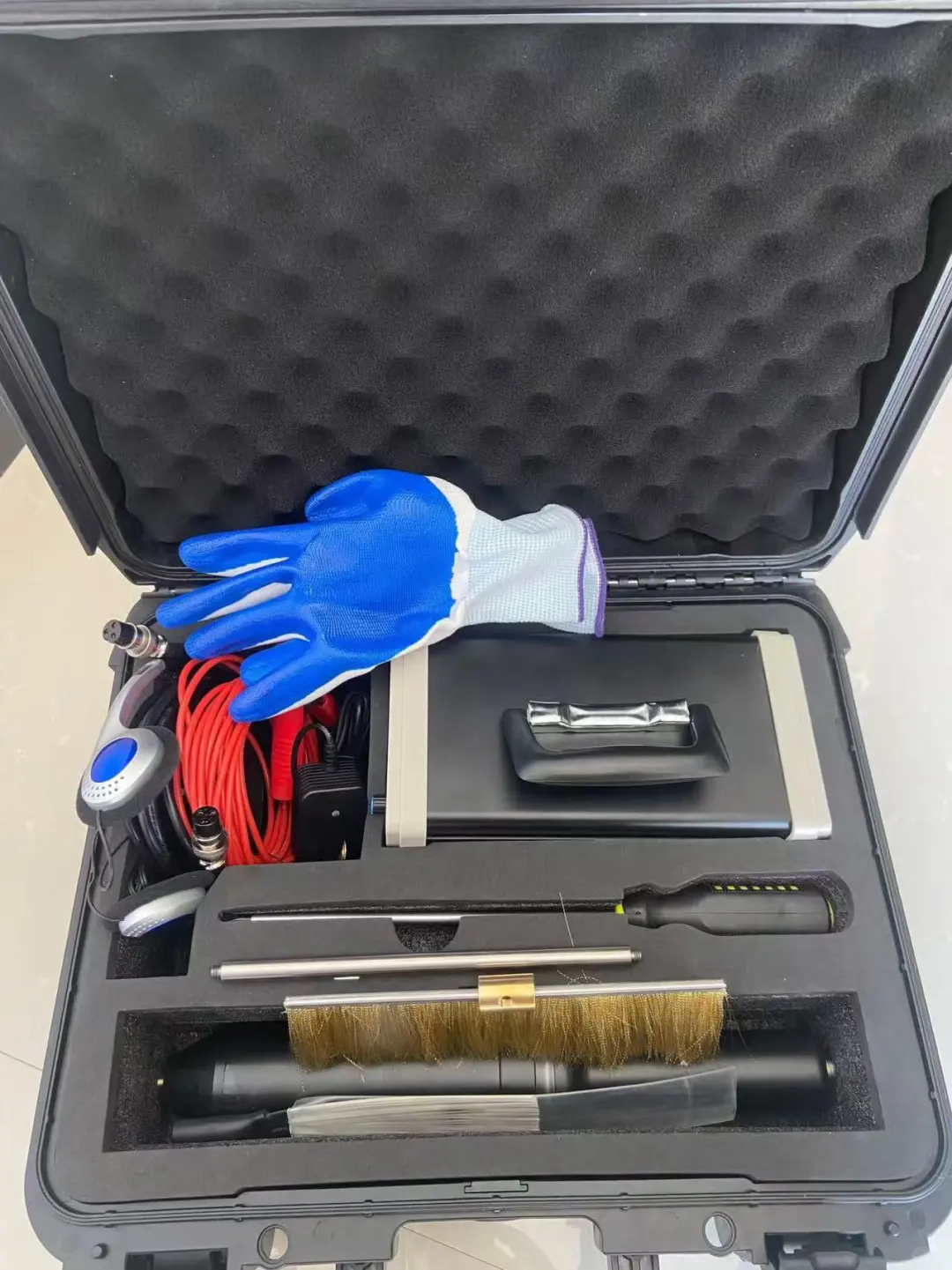 电火花检测仪，也叫电火花检漏仪，电火花测