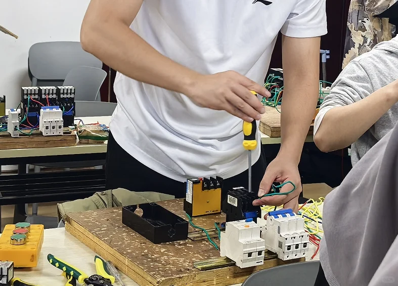 电工的“神器”们：常用工具与测量仪表