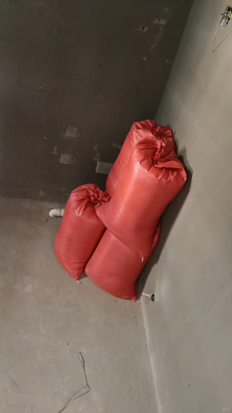 平湖明湖雅苑小区黄沙水泥材料进场