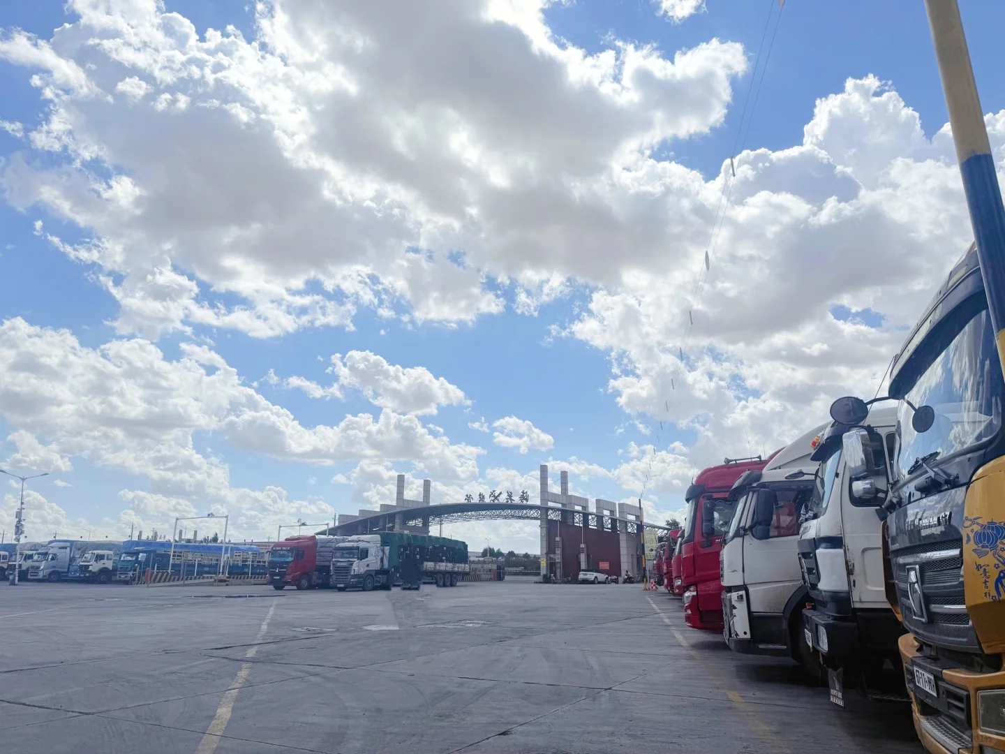 二连浩特口岸海关堆场