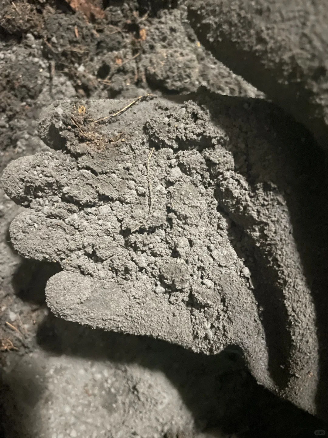 好像是水泥灰，一股异味好像就是水泥的味道