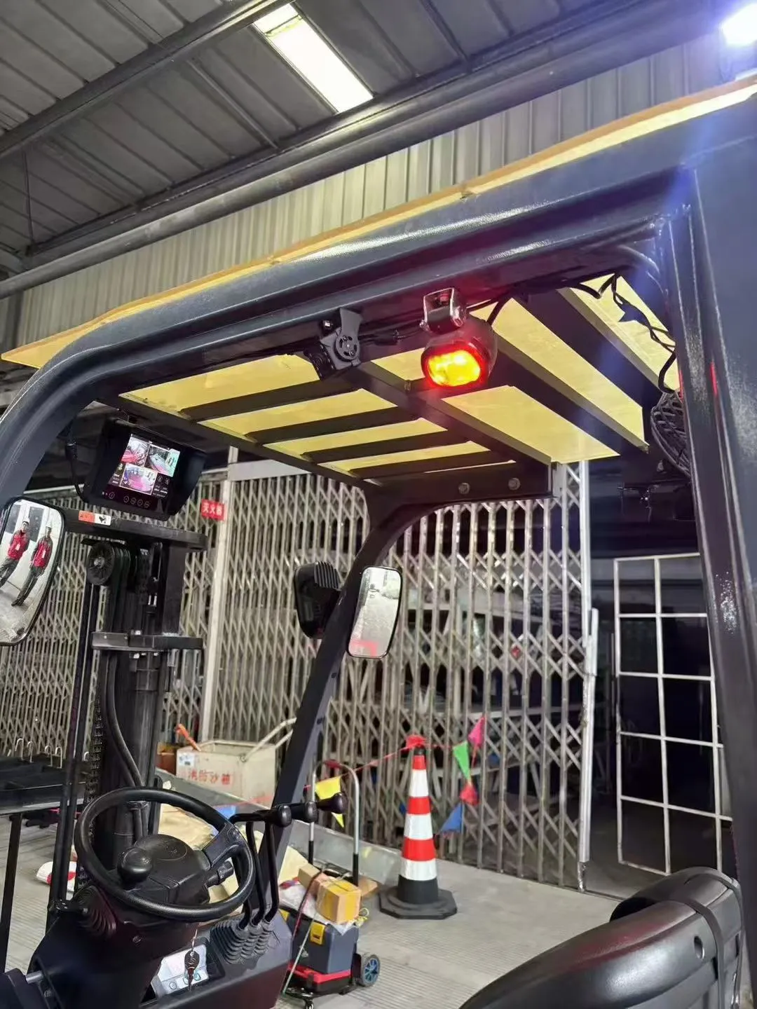 给叉车加道安全锁，助力仓储高效作业。