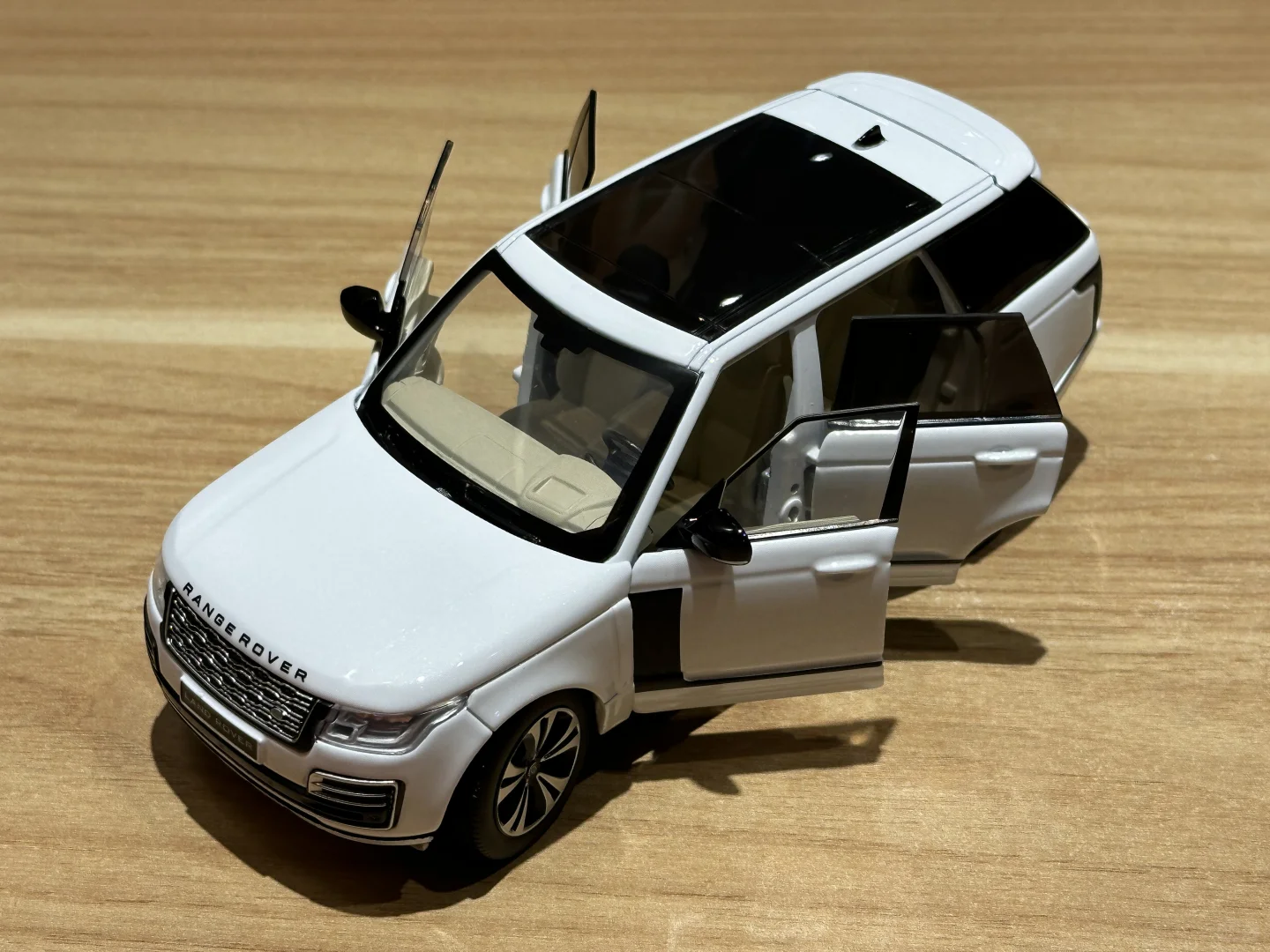 JKM老款路虎揽胜行政白色！32比例