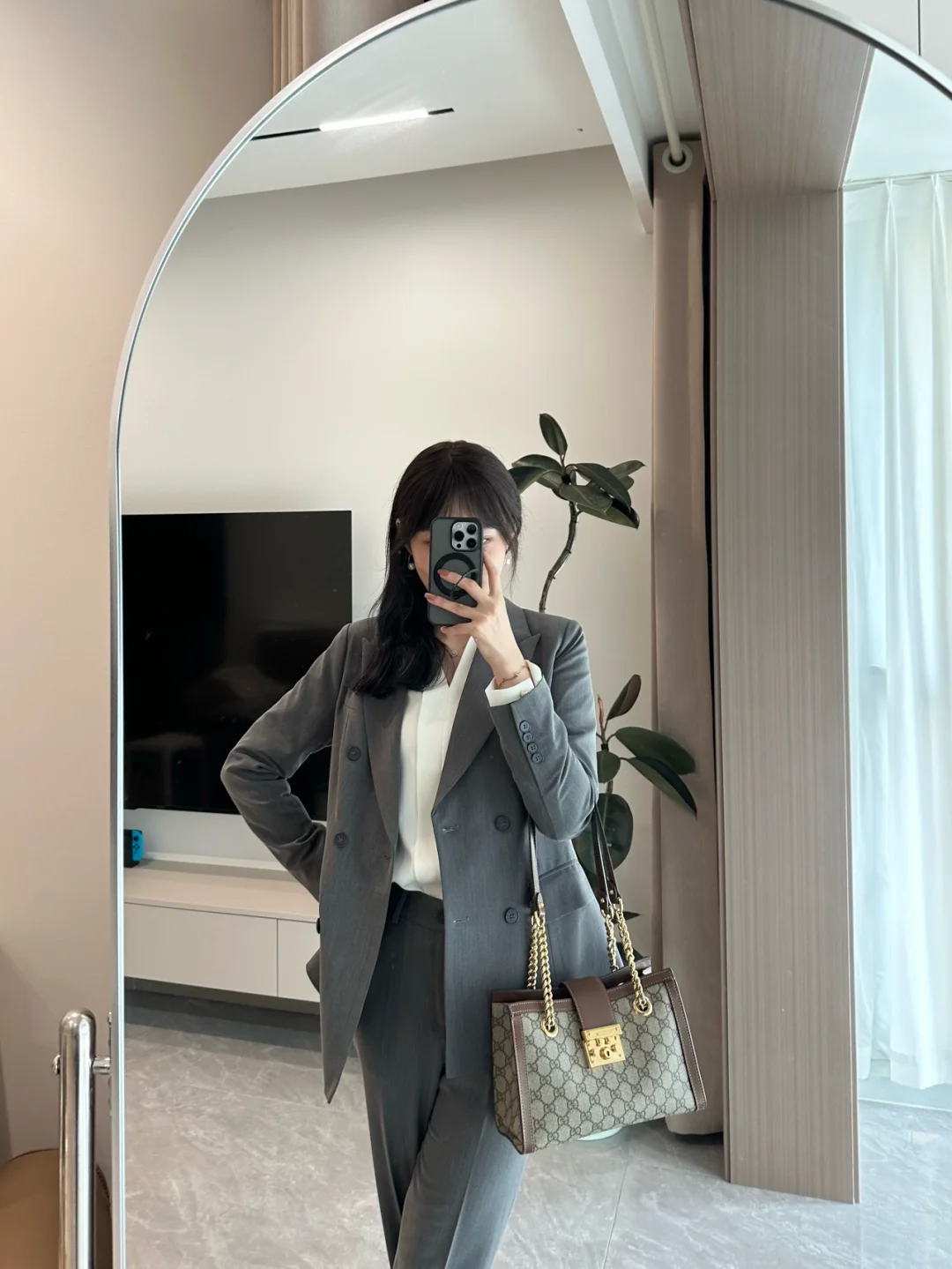 啊啊啊！好干练，我要把这套正装焊死在身上