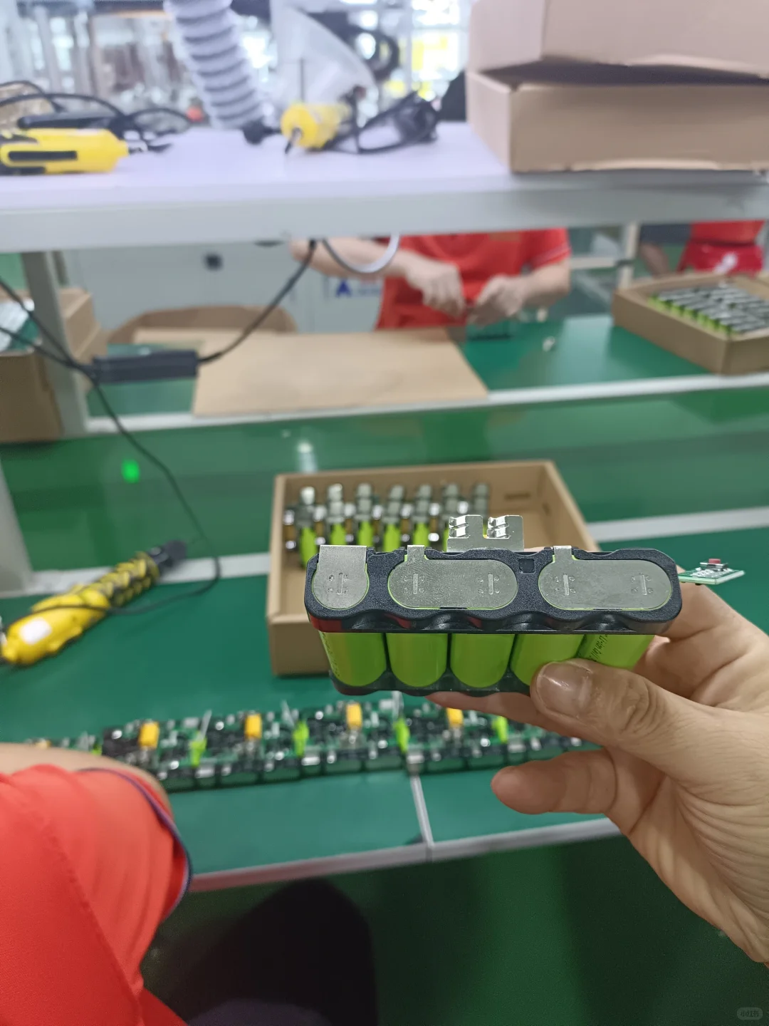 背负式锂电池生产中