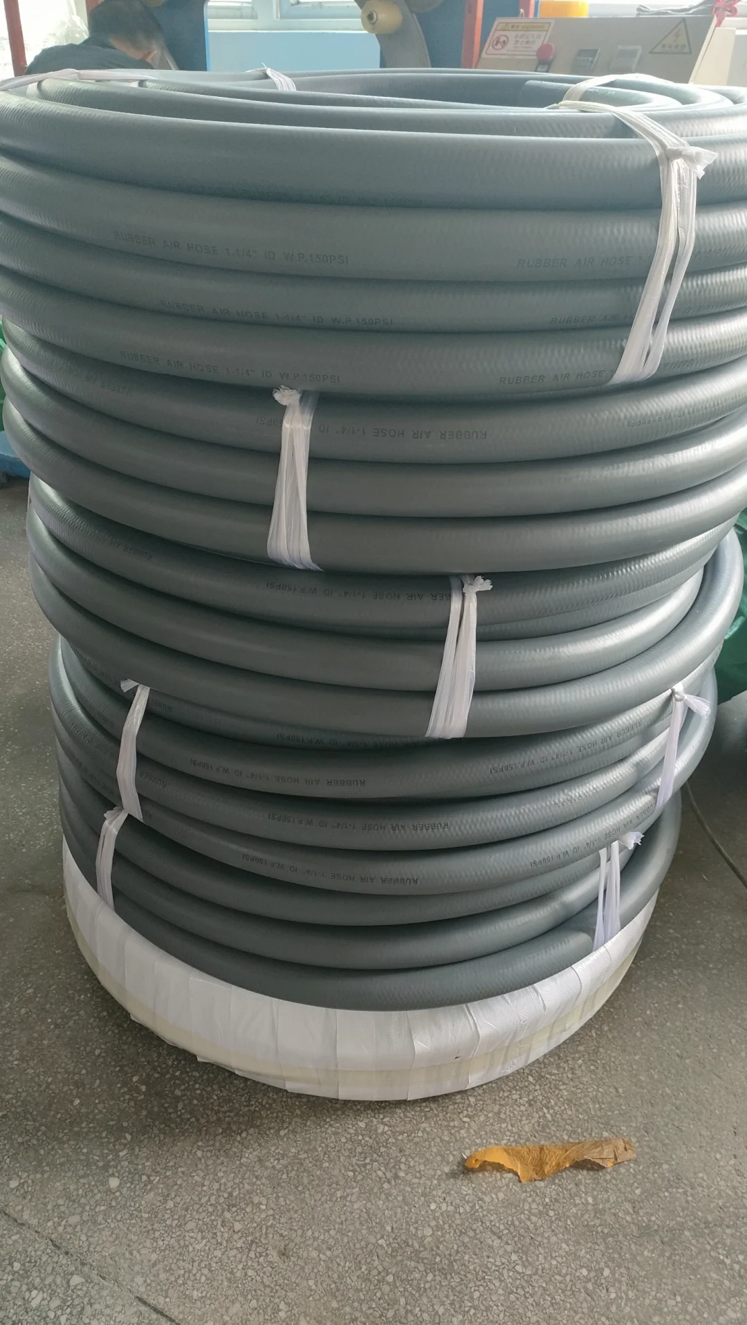 灰色光面三胶两线32mm耐老化橡胶水管