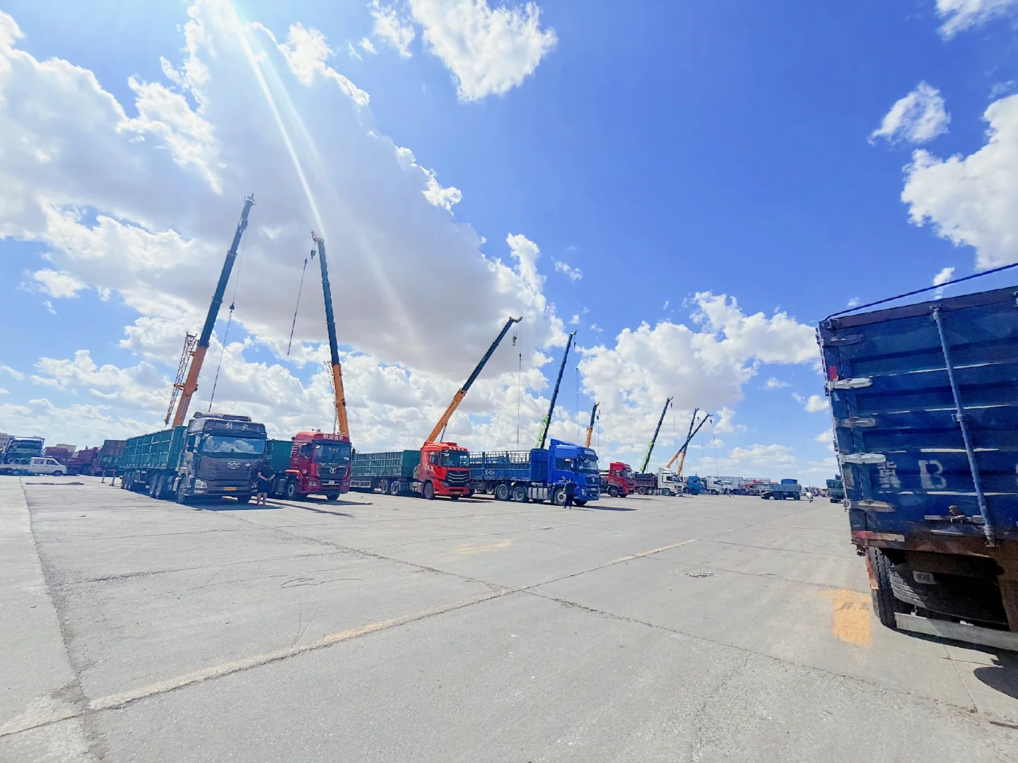 二连浩特口岸海关堆场