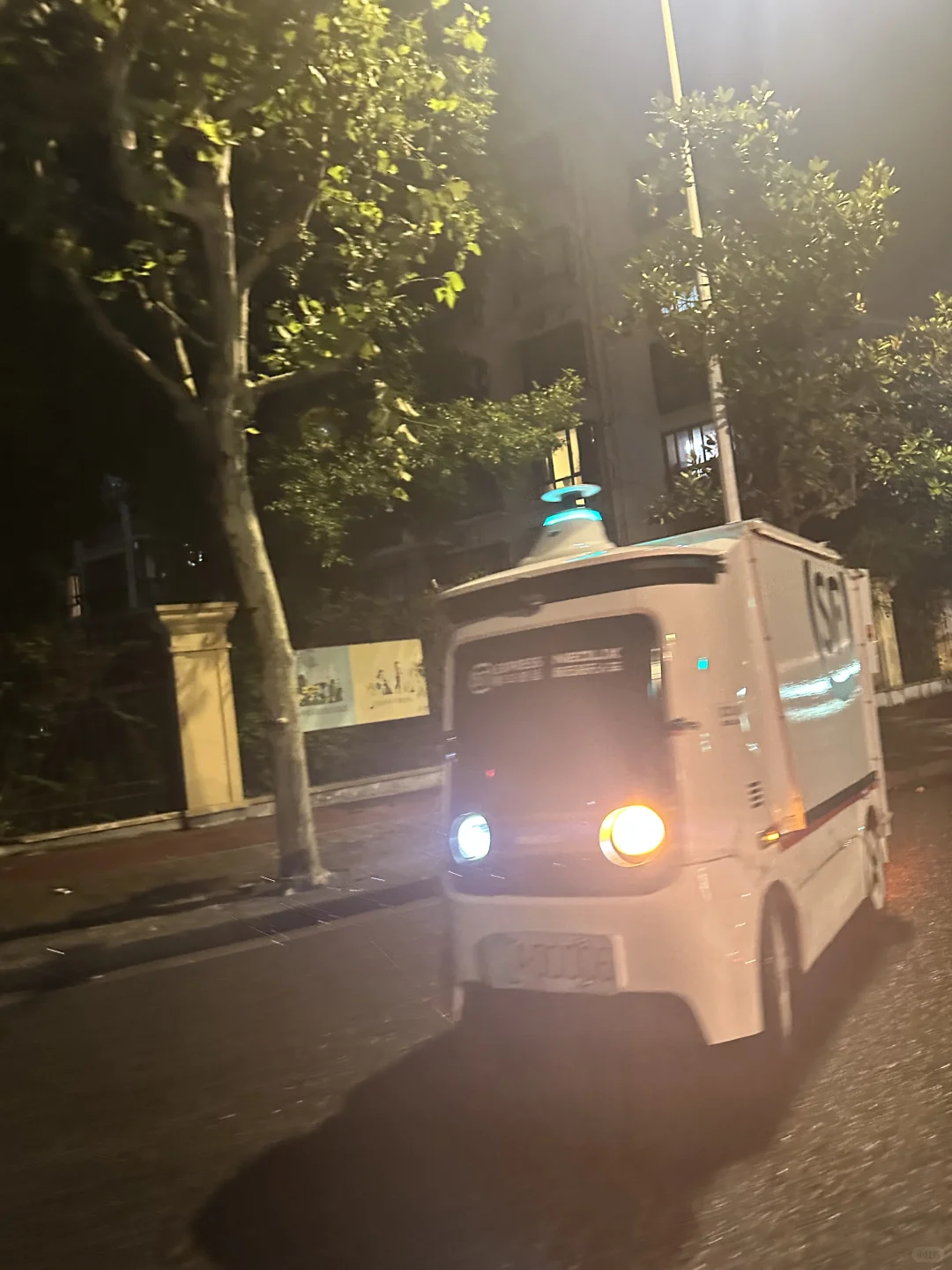 偶遇顺丰无人驾驶小车……